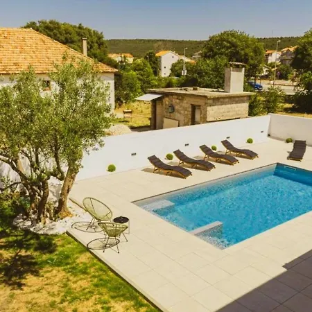 Villa Marta With Heated Pool And Traditional Taver Sukošan