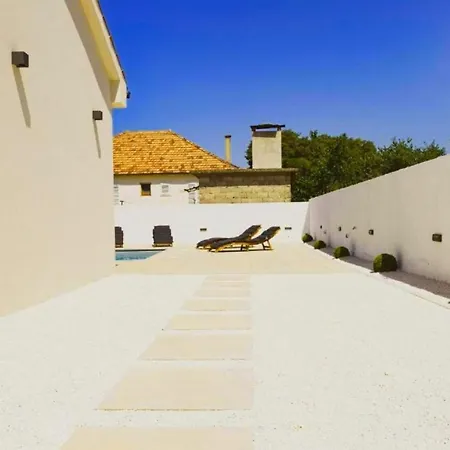Marta With Heated Pool And Traditional Taver Villa