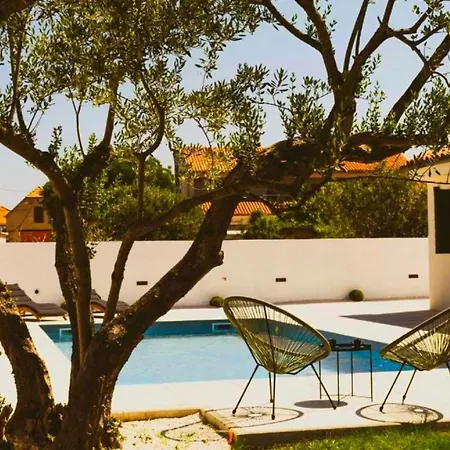 Marta With Heated Pool And Traditional Taver